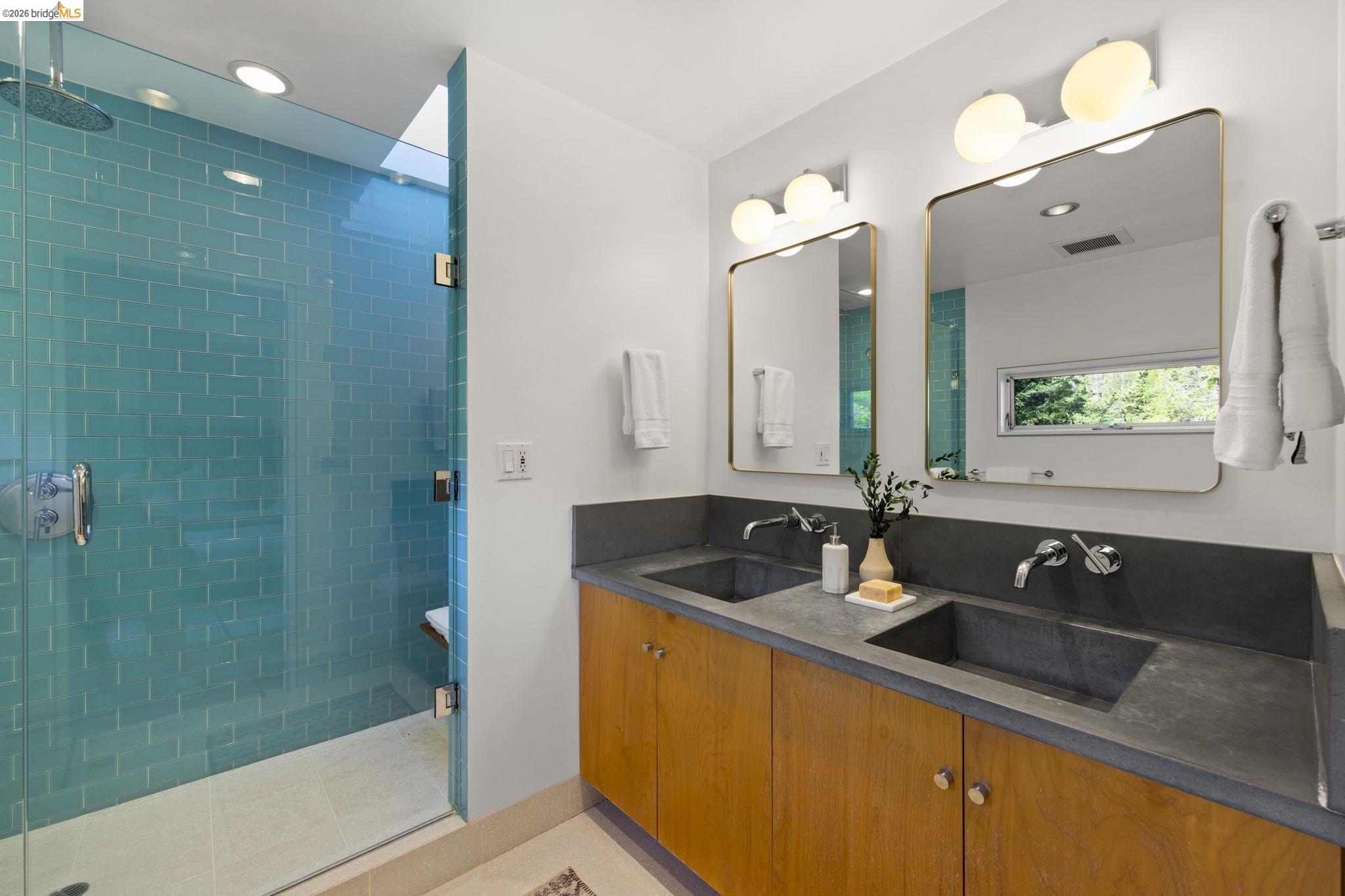 6476 Valley View Road Oakland, CA 94611 - Photo 18 of 50