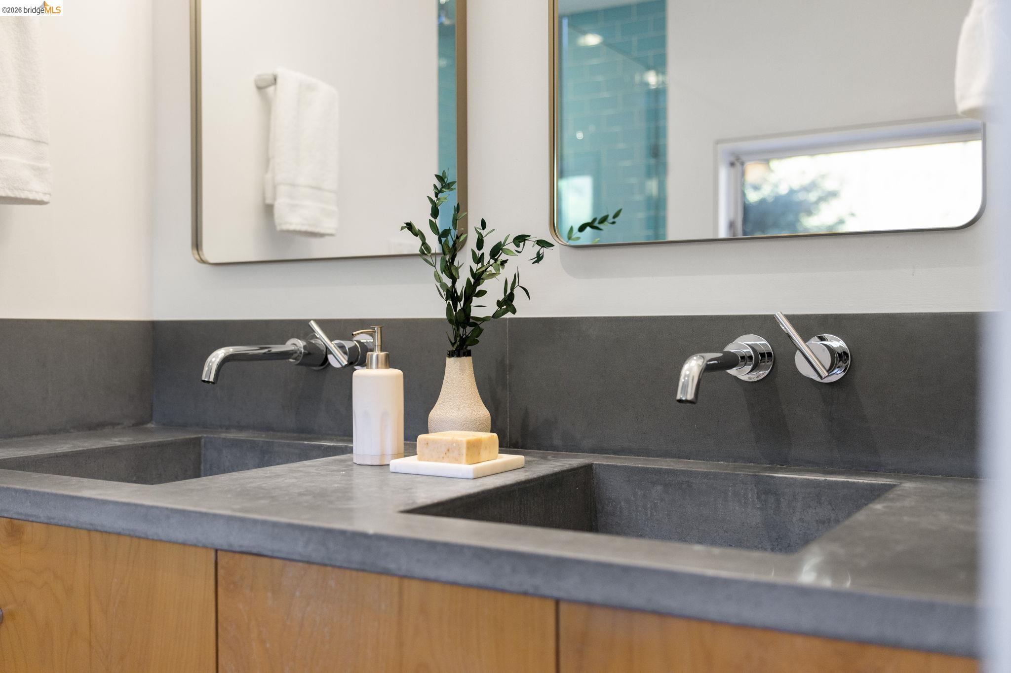 6476 Valley View Road Oakland, CA 94611 - Photo 19 of 50