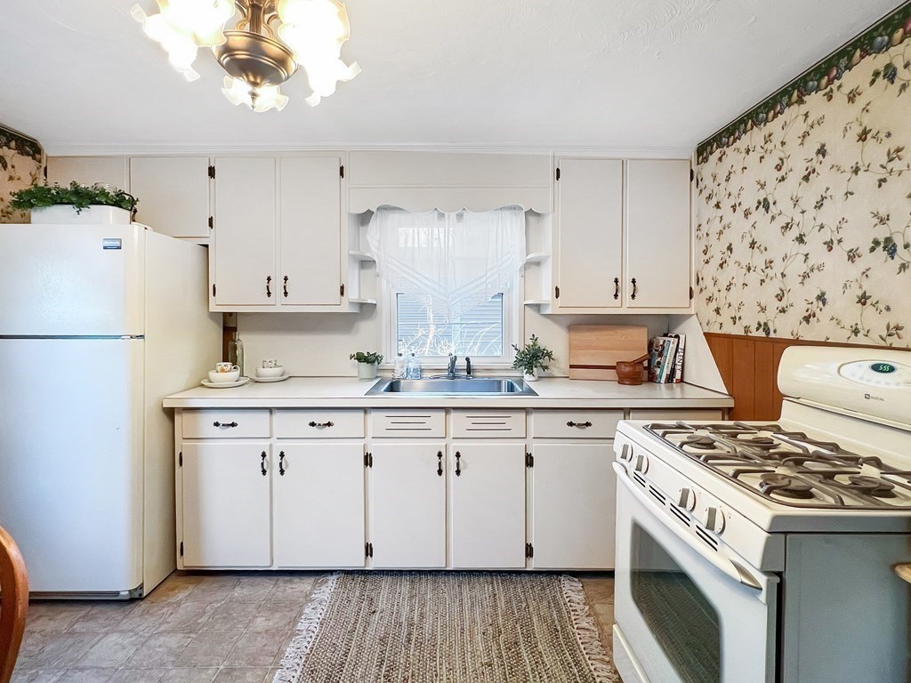 109 Roy Street Springfield, MA 01104 - Photo 3 of 30
