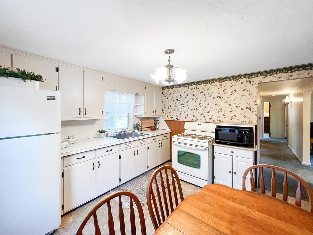 109 Roy Street Springfield, MA 01104 - Photo 4 of 30
