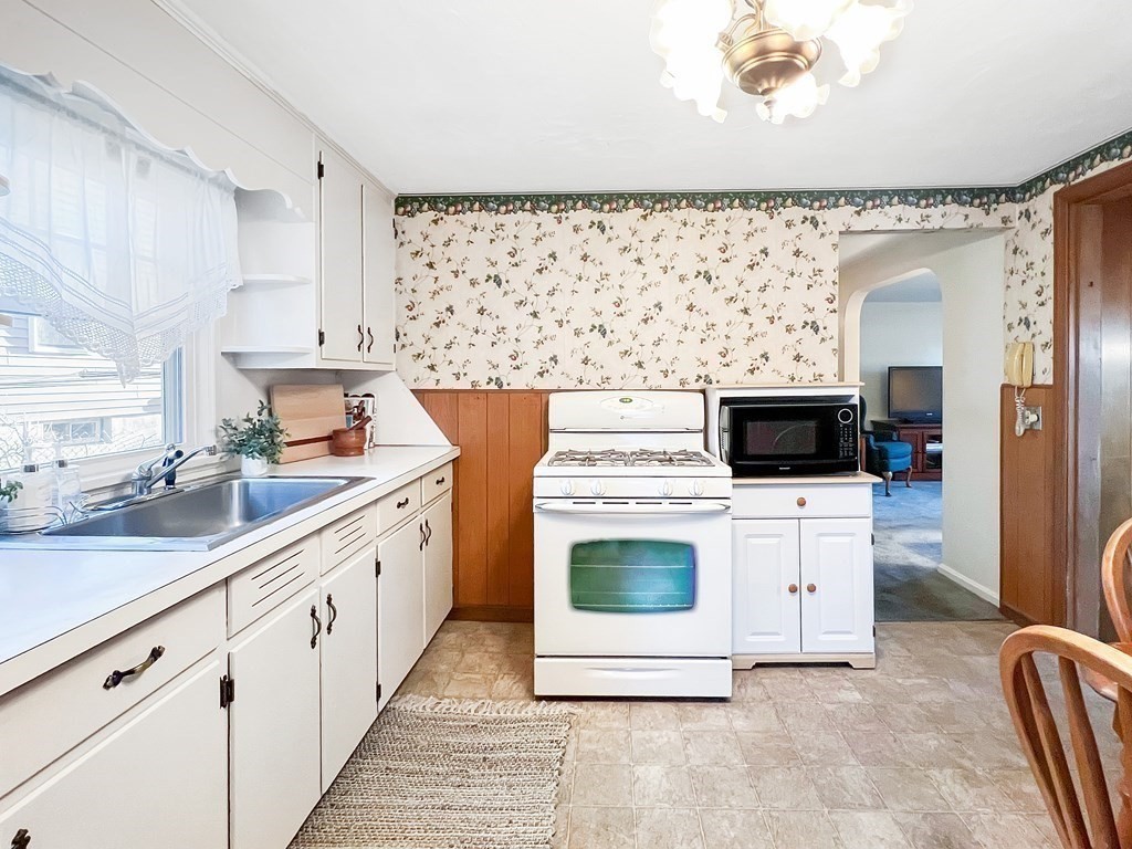 109 Roy Street Springfield, MA 01104 - Photo 5 of 30