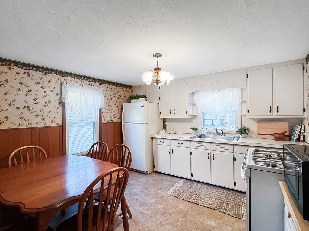 109 Roy Street Springfield, MA 01104 - Photo 6 of 30