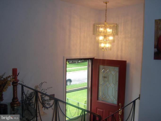 12713 Glynis Road Clinton, MD 20735 - Photo 3 of 22 Entrance / Foyer