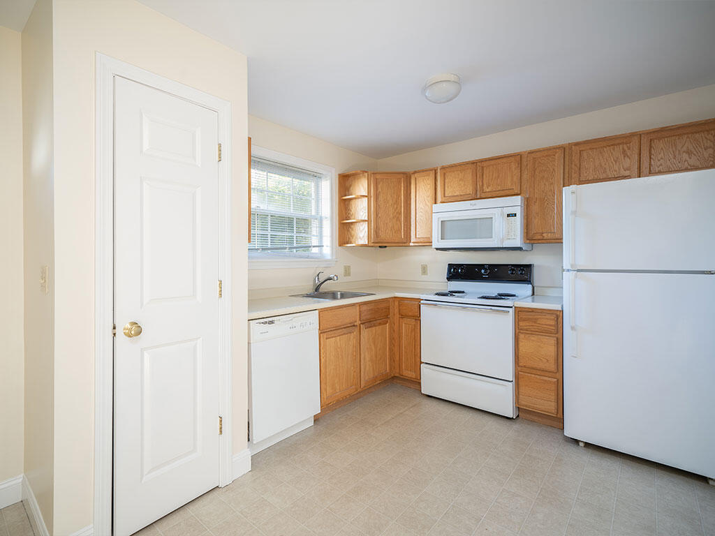 240 Barnstable Road, Unit 8 South Portland, ME 04106 - Photo 3 of 23 K2