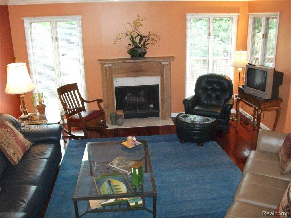 921 Golfview Court Rochester, MI 48307 - Photo 11 of 25 Living Room
