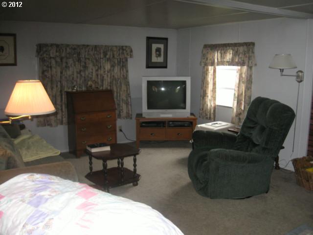 83790 Winesap Road Milton Freewater, OR 97862 - Photo 3 of 12 Living Room