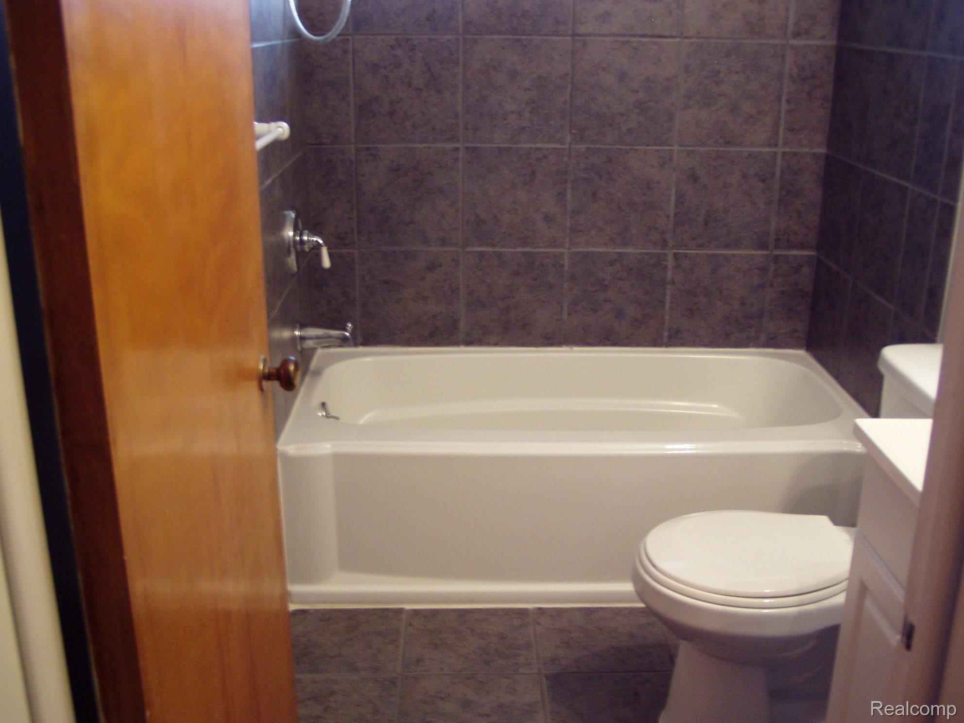 9735 Middlebelt Road Livonia, MI 48150 - Photo 10 of 23 Tub