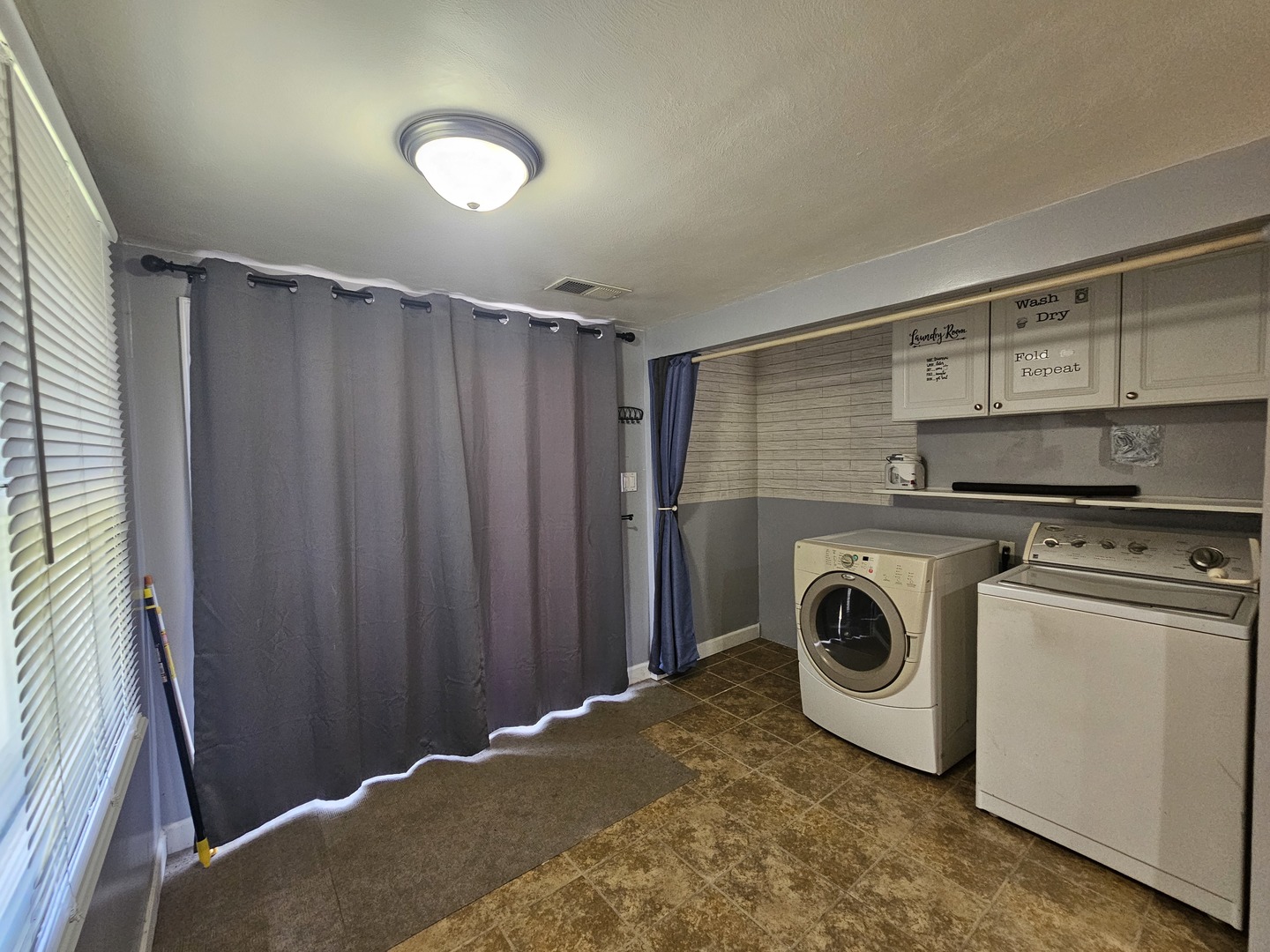 10N827 Hawthorne Street Elgin, IL 60123 - Photo 6 of 14 a utility room with dryer and washer