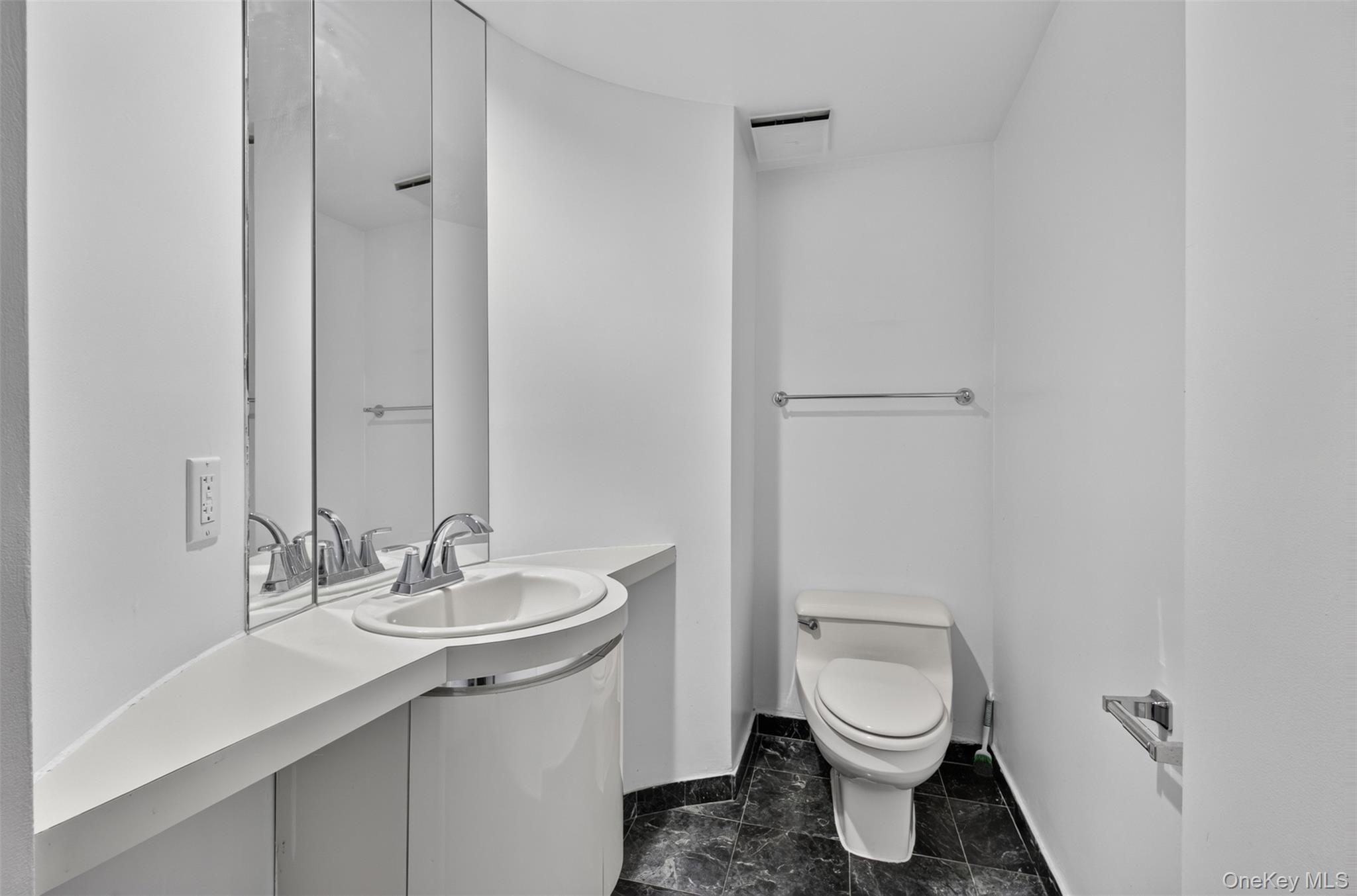 88 Cutter Mill Road, Unit 322 Great Neck, NY 11021 - Photo 12 of 21 Gallery Image 12