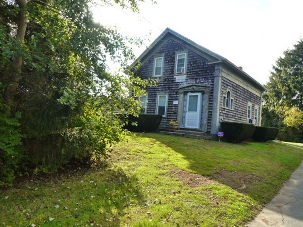 a view of a house with a yard