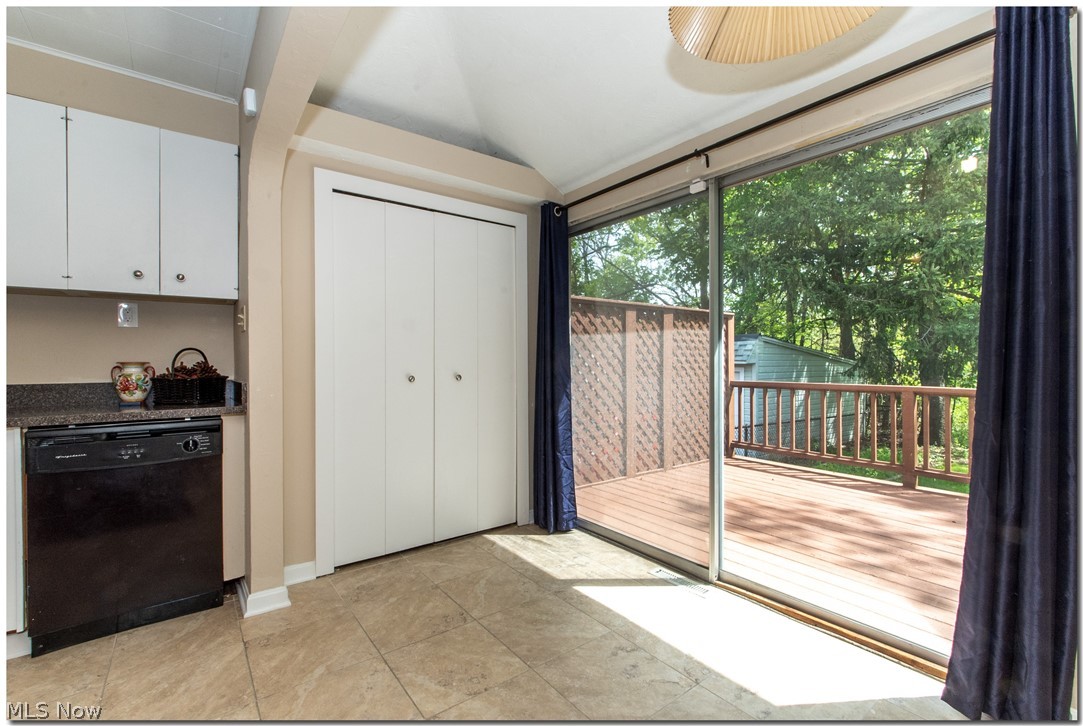 1399 Dill Road Cleveland, OH 44121 - Photo 15 of 35