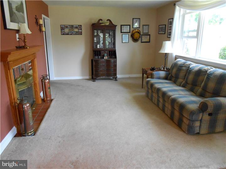 611 Ivyland Road Warminster, PA 18974 - Photo 6 of 25 Living Room