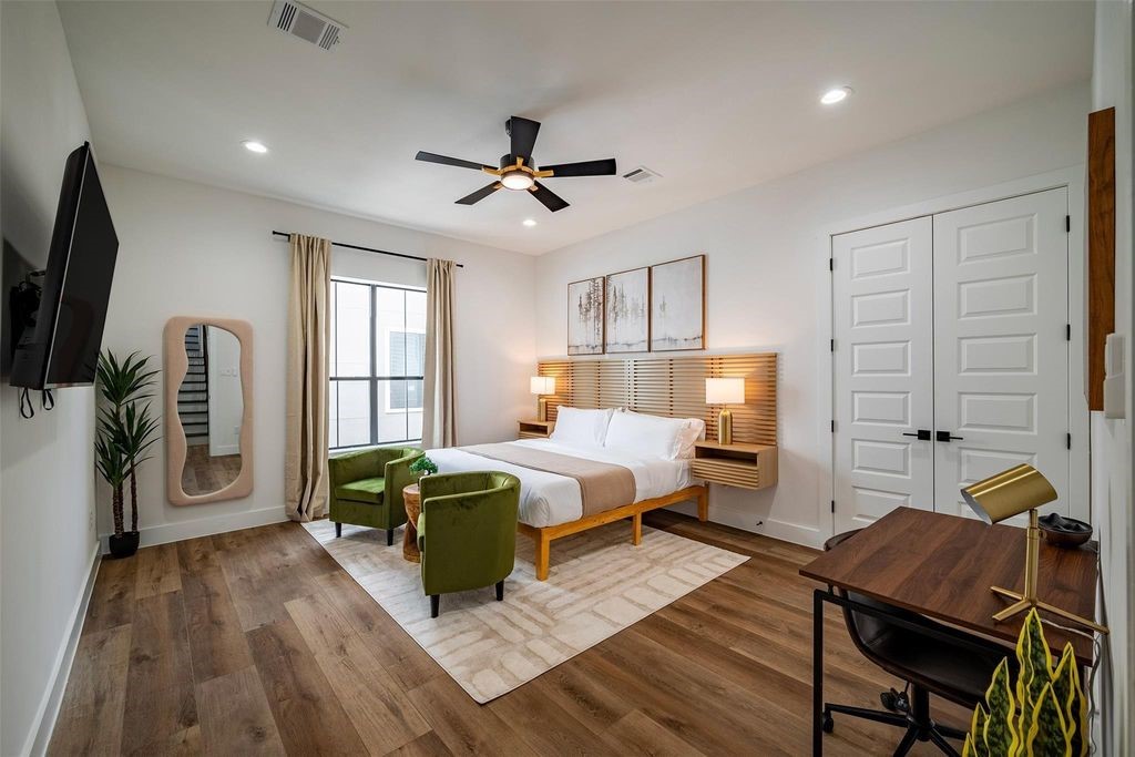 1305 East 27th Street, Unit B Houston, TX 77009 - Photo 11 of 27 a bed room with furniture and a flat screen tv