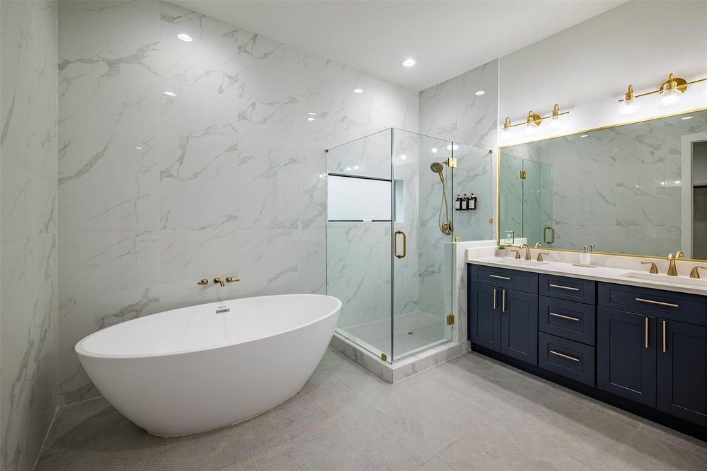 1305 East 27th Street, Unit B Houston, TX 77009 - Photo 15 of 27 a bathroom with a tub sink shower and mirror