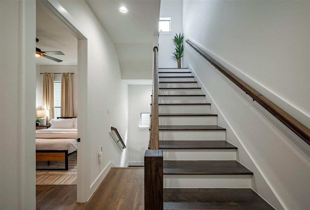 1305 East 27th Street, Unit B Houston, TX 77009 - Photo 17 of 27 a view of entryway and hall with wooden floor