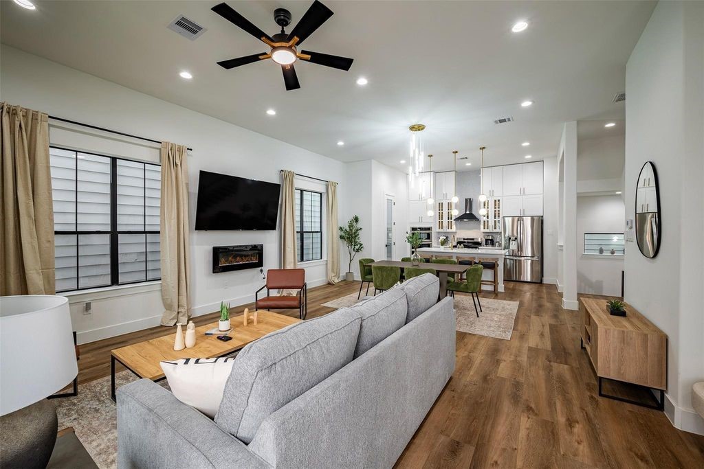 1305 East 27th Street, Unit B Houston, TX 77009 - Photo 2 of 27 a living room with furniture and a flat screen tv