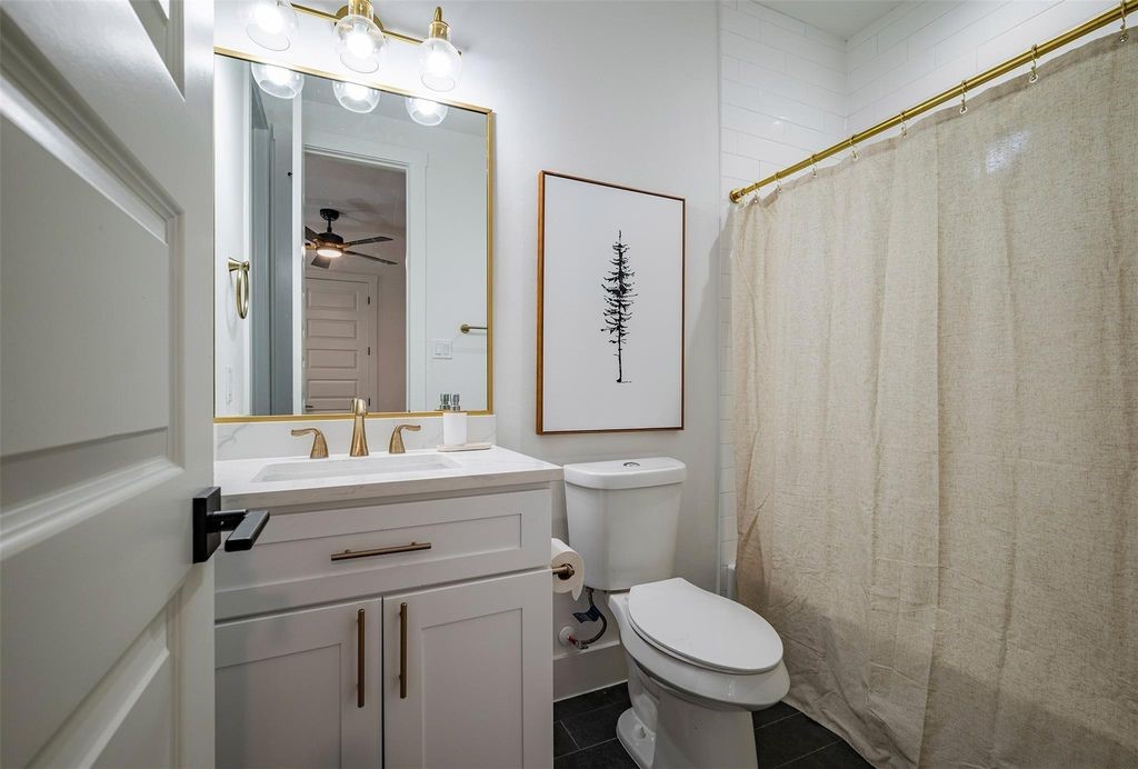 1305 East 27th Street, Unit B Houston, TX 77009 - Photo 24 of 27 a bathroom with a sink toilet and a mirror