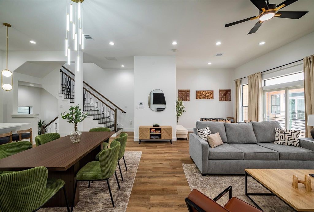 1305 East 27th Street, Unit B Houston, TX 77009 - Photo 3 of 27 a living room with furniture and a flat screen tv