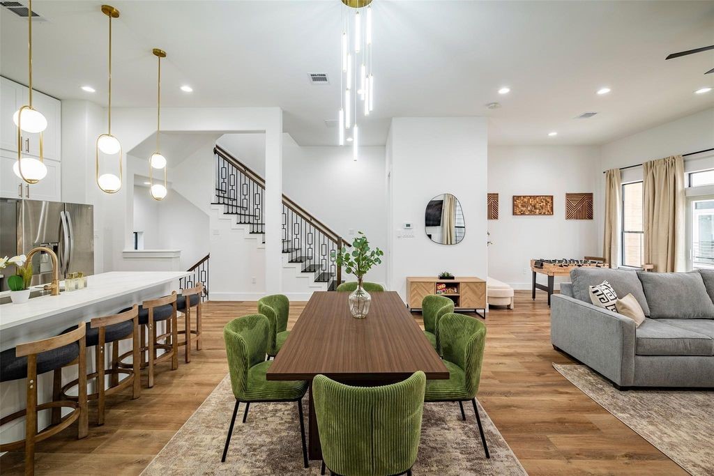 1305 East 27th Street, Unit B Houston, TX 77009 - Photo 5 of 27 a living room with furniture kitchen view and a wooden floor