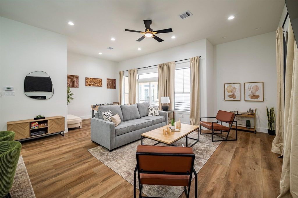 1305 East 27th Street, Unit B Houston, TX 77009 - Photo 10 of 27 a living room with furniture and a flat screen tv