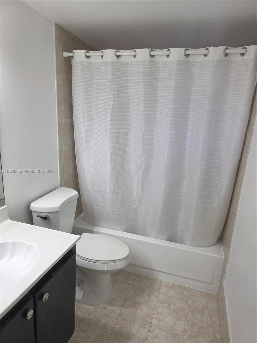8015 Southwest 107th Avenue, Unit 313 Miami, FL 33173 - Photo 27 of 43 HALL BATH WITH TUB