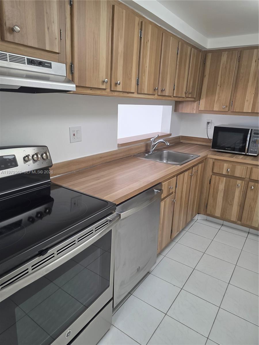 8015 Southwest 107th Avenue, Unit 313 Miami, FL 33173 - Photo 10 of 43 EAT IN KITCHEN WITH SS APPLIANCES
