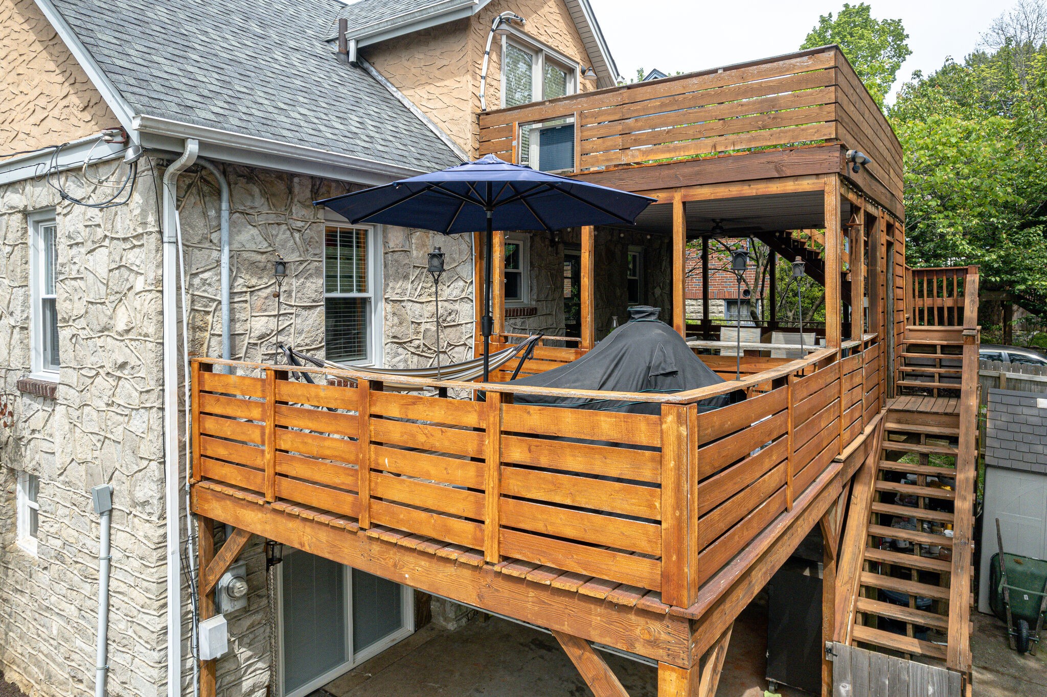 606 3rd Avenue West Springfield, TN 37172 - Photo 39 of 47 a view of a dinning tables and chairs in the patio