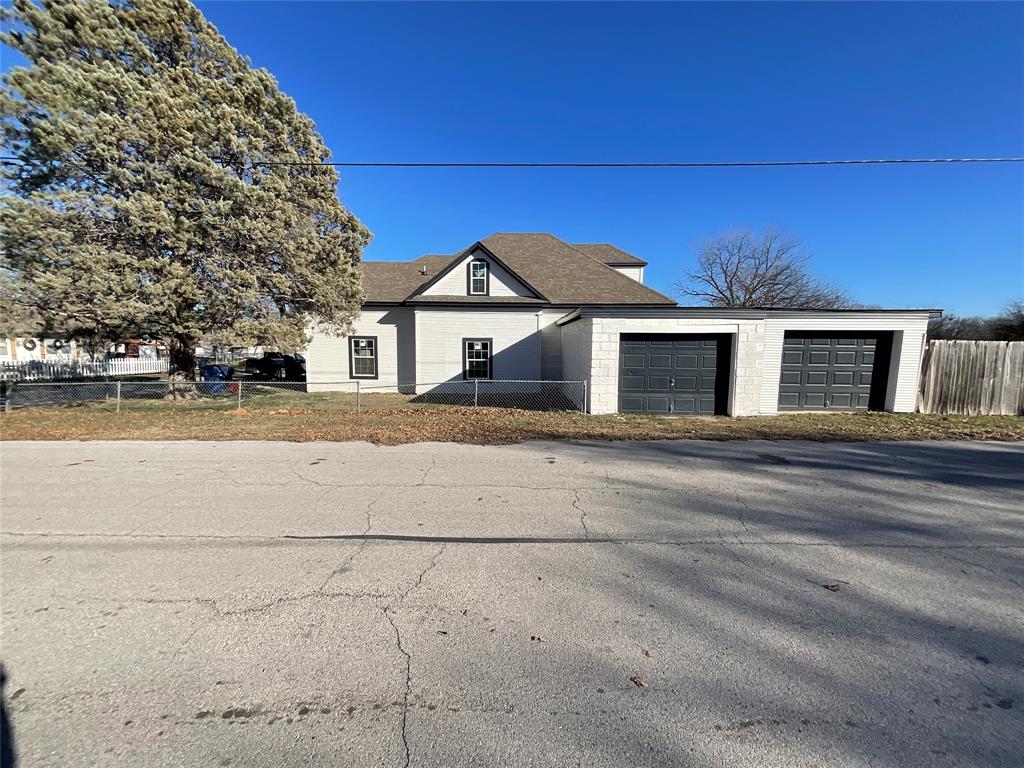 207 College Street Chico, TX 76431 - Photo 3 of 20