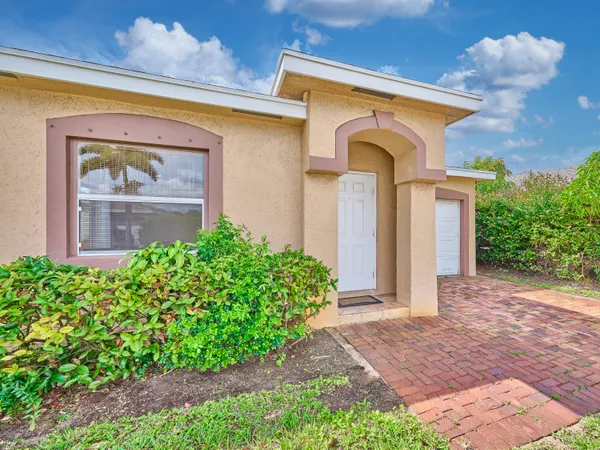 $379,500 | 556 East Ridge Circle North, Boynton Beach, FL 33435