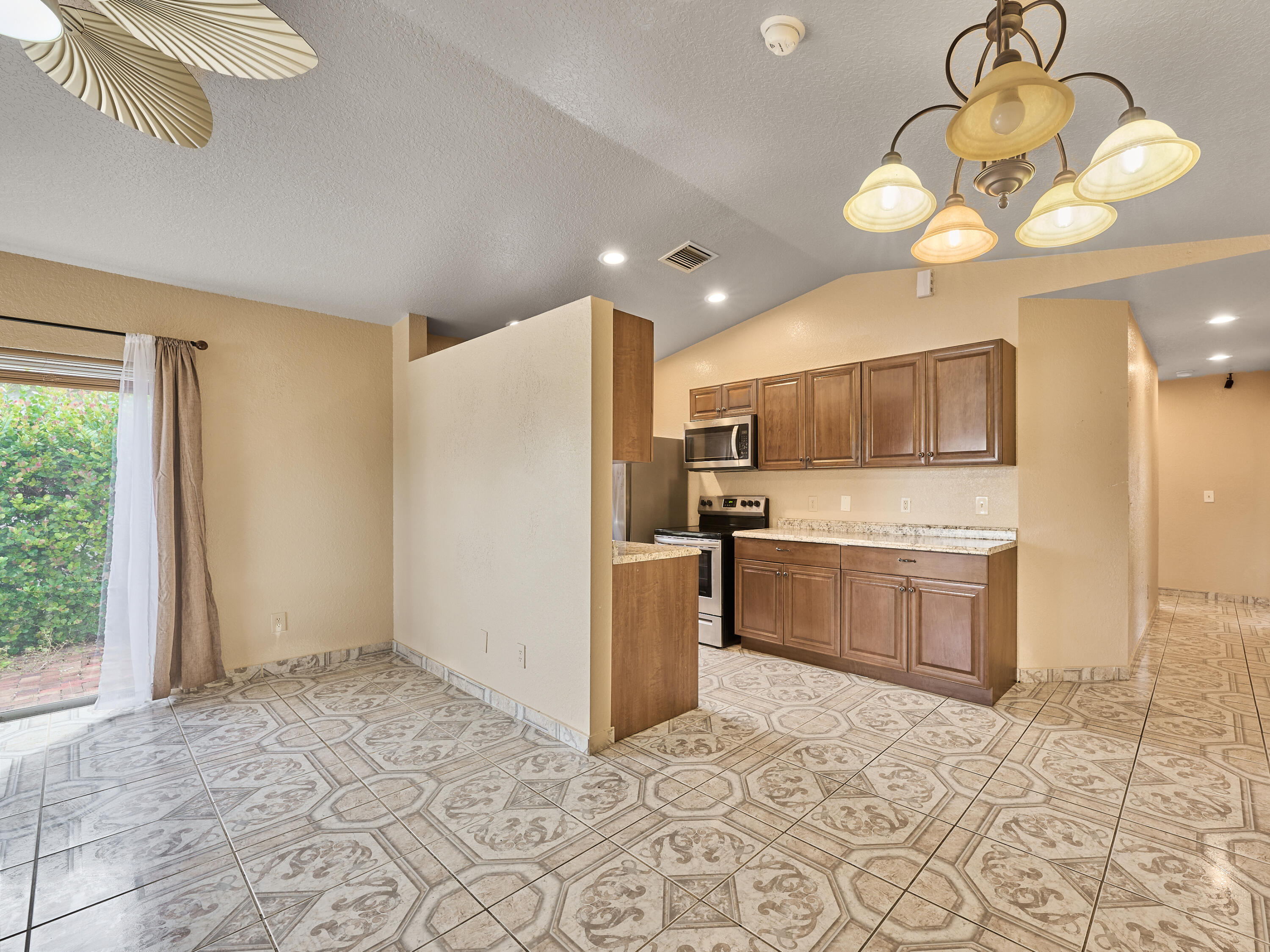 556 East Ridge Circle North Boynton Beach, FL 33435 - Photo 13 of 39 © PYL 0013