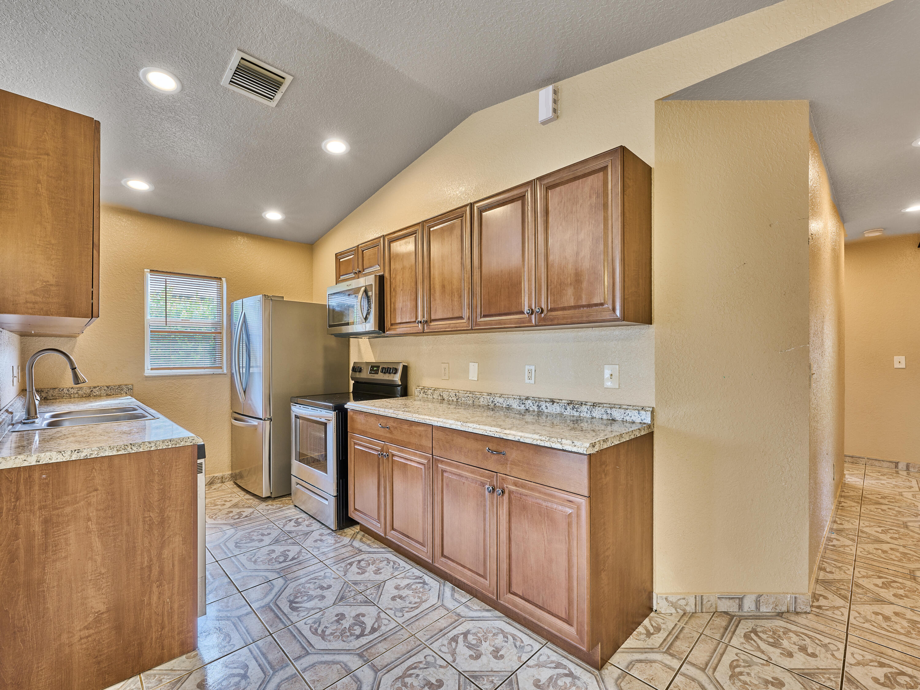 556 East Ridge Circle North Boynton Beach, FL 33435 - Photo 14 of 39 © PYL 0014