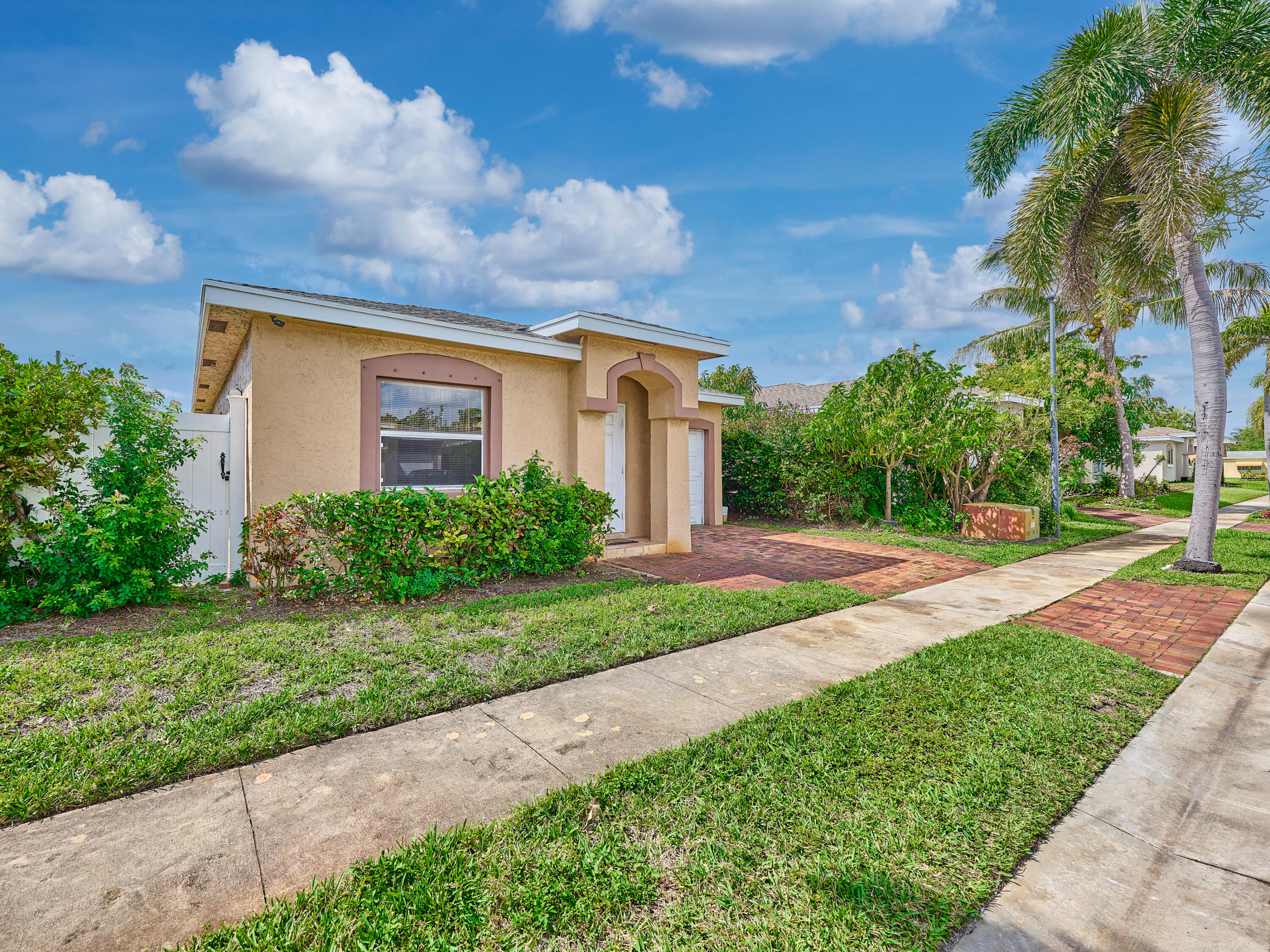 556 East Ridge Circle North Boynton Beach, FL 33435 - Photo 2 of 39 © PYL 0002