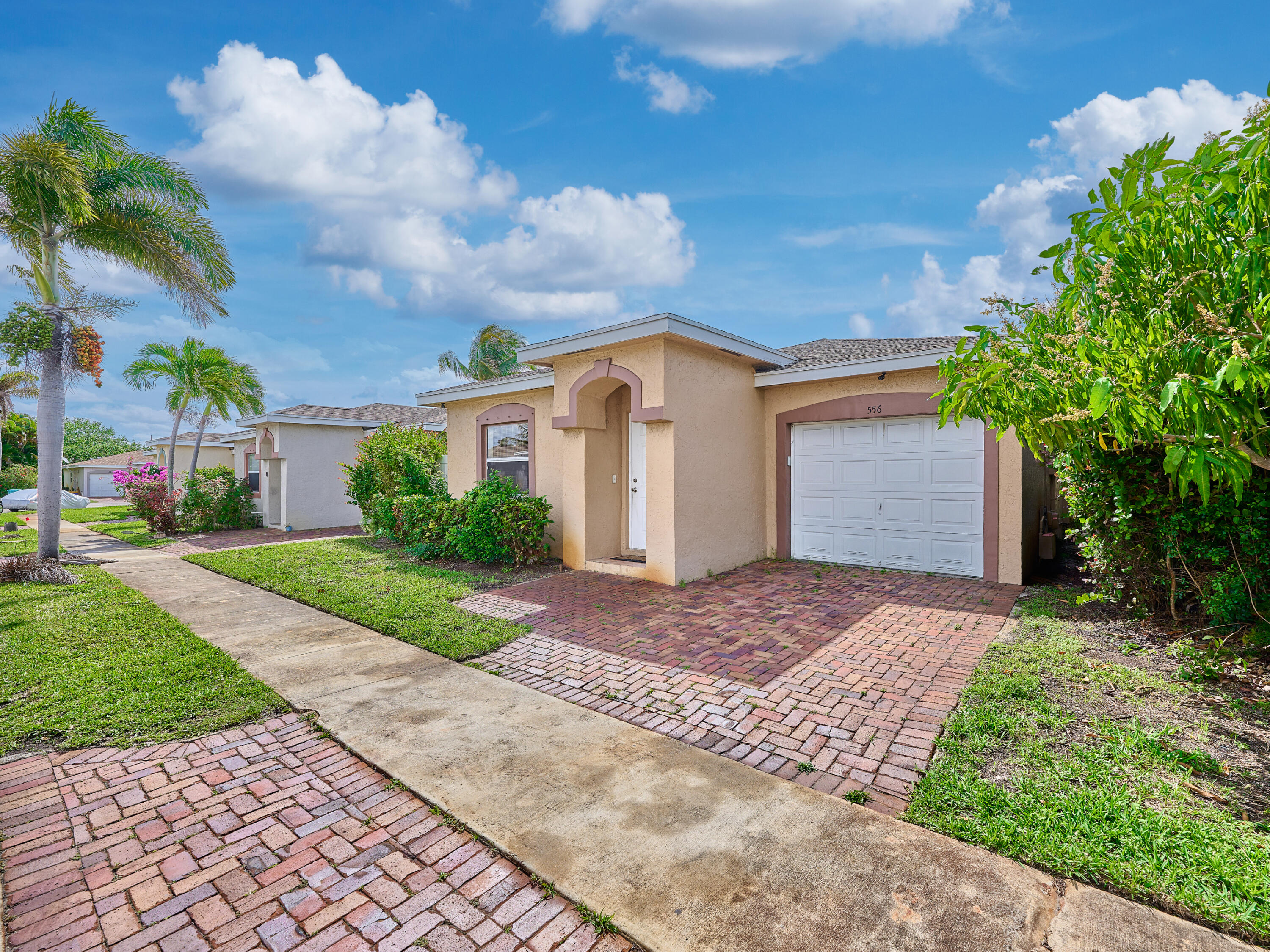 556 East Ridge Circle North Boynton Beach, FL 33435 - Photo 4 of 39 © PYL 0004