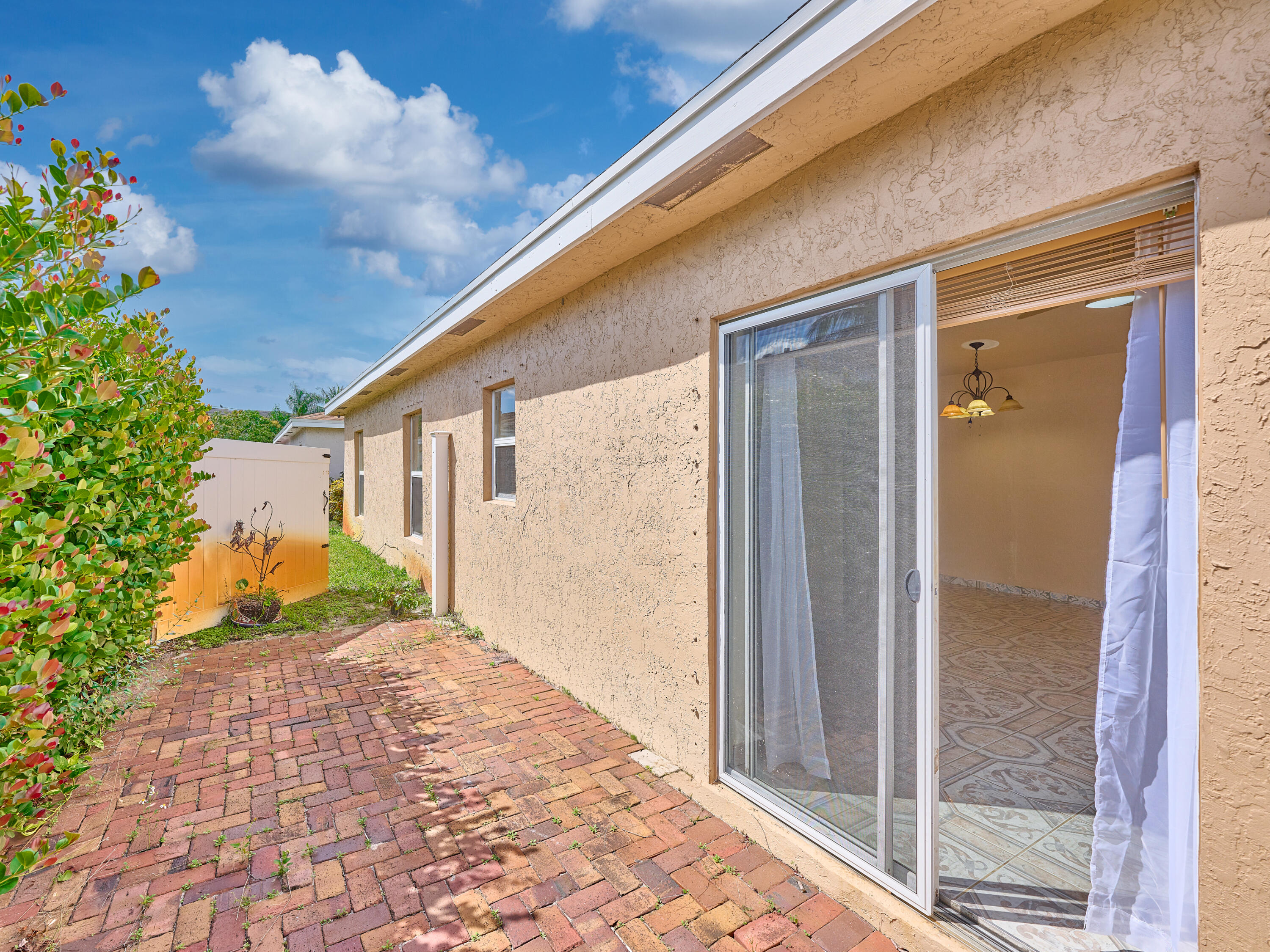556 East Ridge Circle North Boynton Beach, FL 33435 - Photo 5 of 39 © PYL 0005
