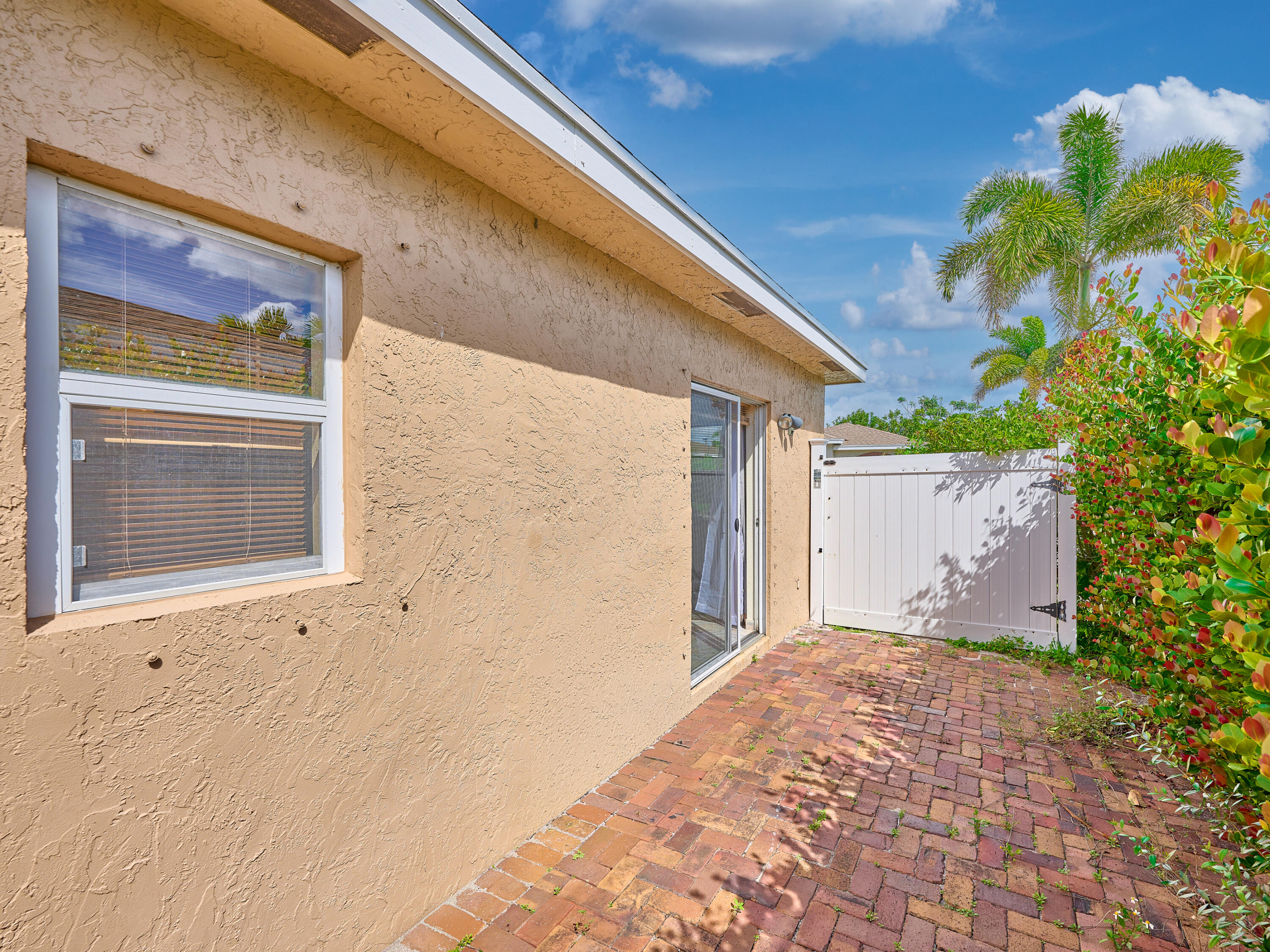 556 East Ridge Circle North Boynton Beach, FL 33435 - Photo 6 of 39 © PYL 0006