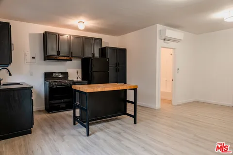 $2,195 | 4518 Hollywood Boulevard, Unit 10, Los Angeles, CA 90027
