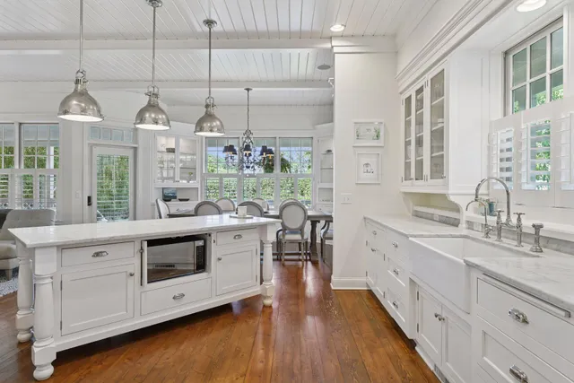 $2,395,000 | 20355 Lakeview Avenue, Deephaven, MN 55331