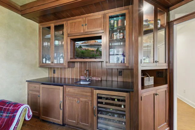 $2,395,000 | 20355 Lakeview Avenue, Deephaven, MN 55331