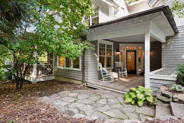 $2,395,000 | 20355 Lakeview Avenue, Deephaven, MN 55331