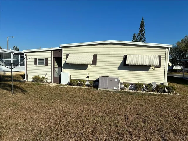 a view of a house with backyard