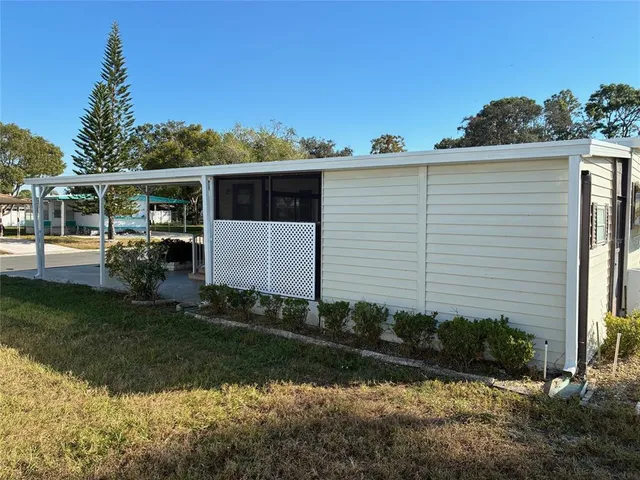 a view of a house with backyard