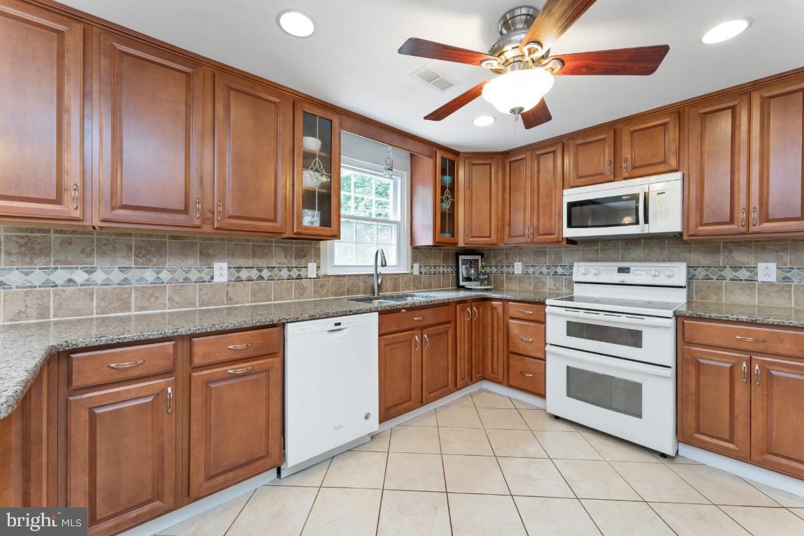 4533 Cub Run Road Chantilly, VA 20151 - Photo 11 of 41 Kitchen with Recessed Lights