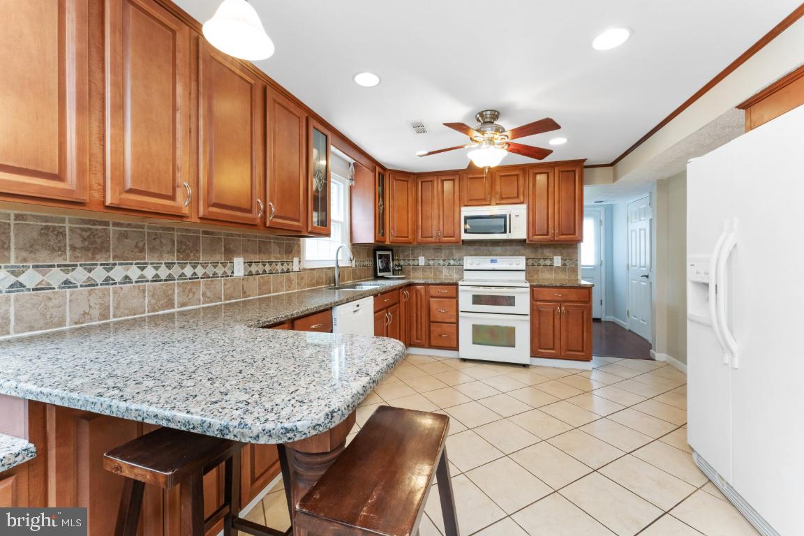 4533 Cub Run Road Chantilly, VA 20151 - Photo 12 of 41 Kitchen with Seated Bar