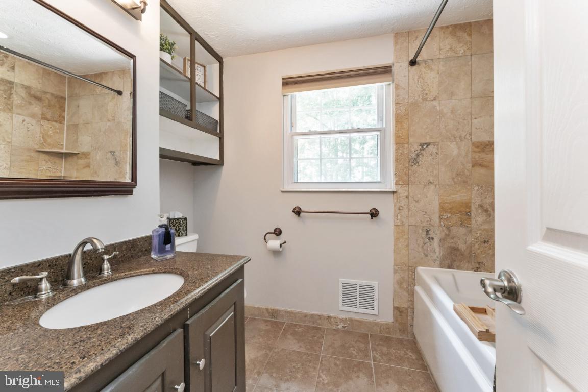 4533 Cub Run Road Chantilly, VA 20151 - Photo 27 of 41 Main Bath
