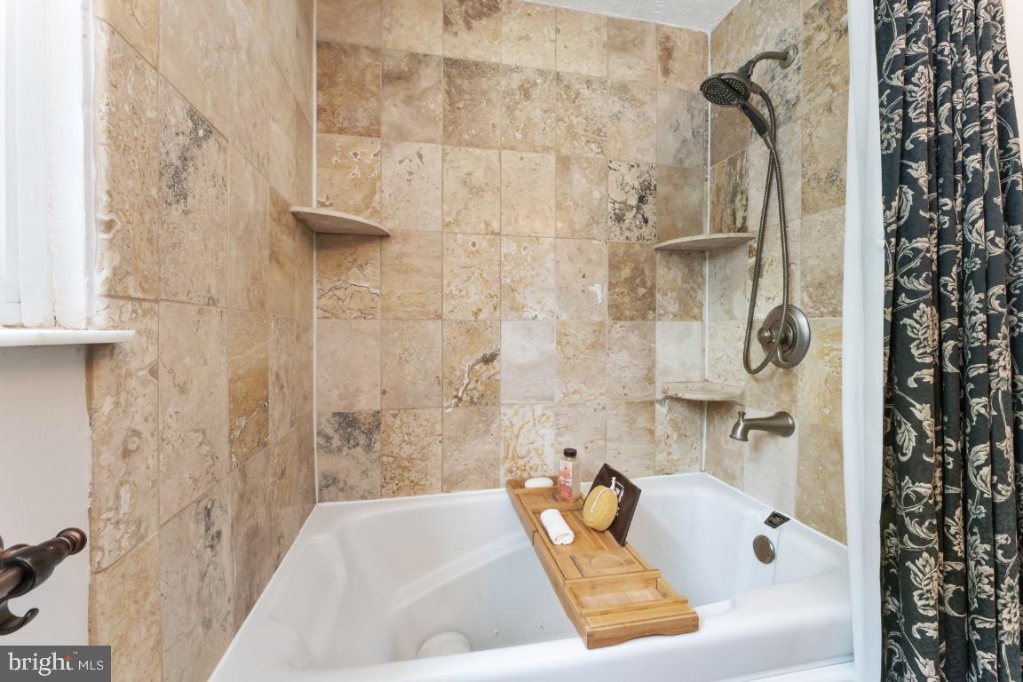 4533 Cub Run Road Chantilly, VA 20151 - Photo 29 of 41 Main Bath Jet Tub