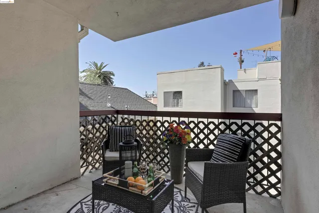 a black and white photo of a table