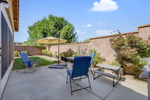 a view of a backyard