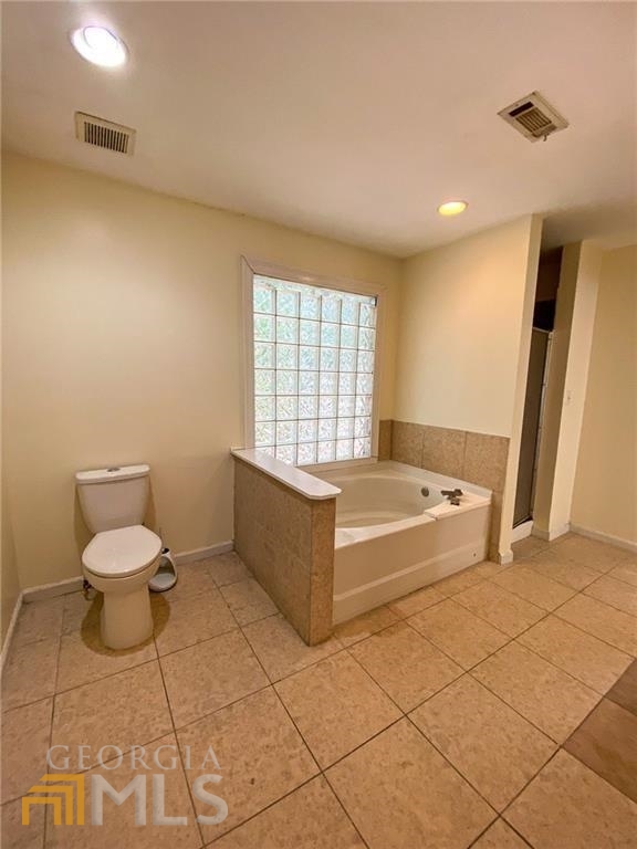 251 Holly Road Northwest Atlanta, GA 30314 - Photo 9 of 21 a bathroom with a bathtub and toilet