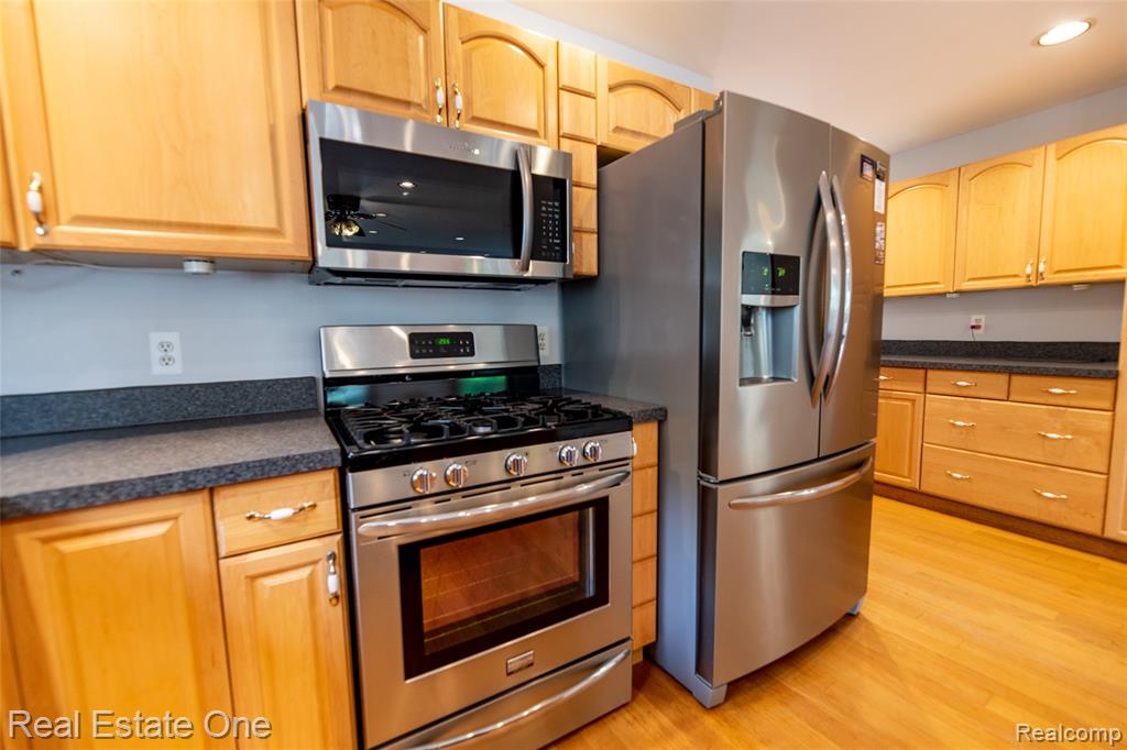 3180 Eastwood Drive Rochester, MI 48309 - Photo 9 of 45