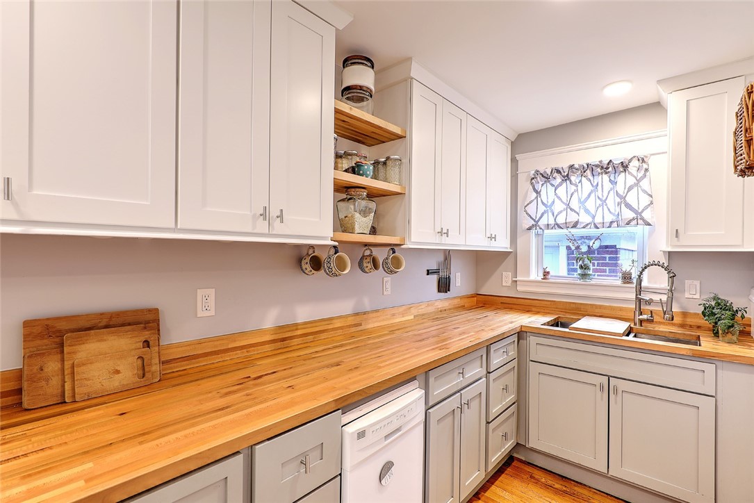 67 Overhill Road Providence, RI 02906 - Photo 13 of 49 1st floor kitchen
